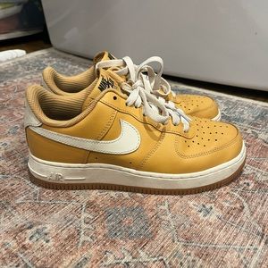Air Force 1 - Women, Size 6 Yellow